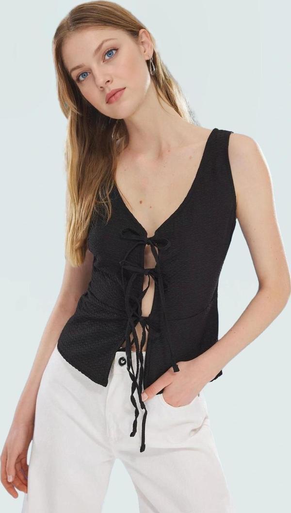 Yazlık Kolsuz Bluz V Yaka Fitted Kalıp Dokuma Kumaş Trend Tasarım Günlük Kullanım İçin - Image 1