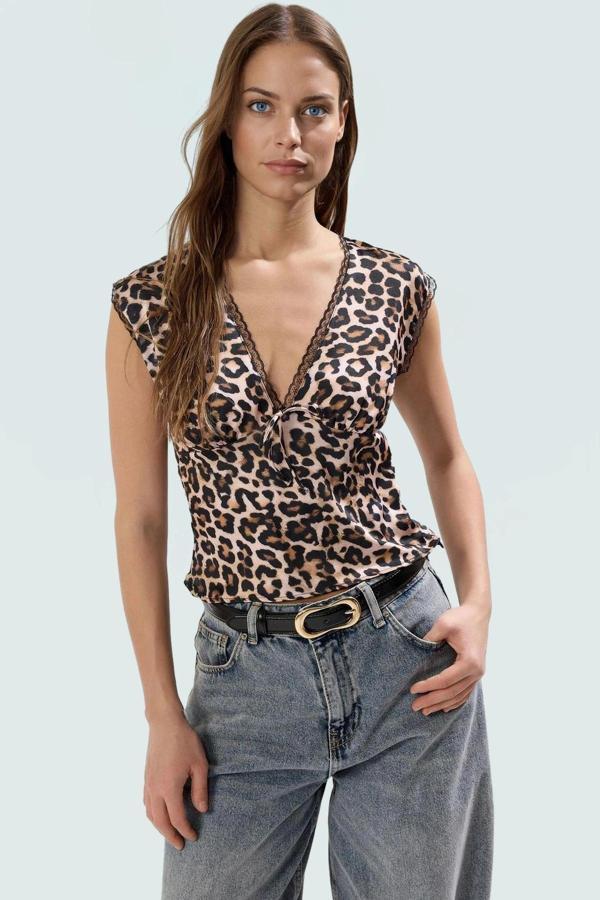 Yazlık Kolsuz Saten Bluz; Leopar Desen V Yaka Regular Kalıp Polyester Kumaş Uzun Ömürlü - Image 1