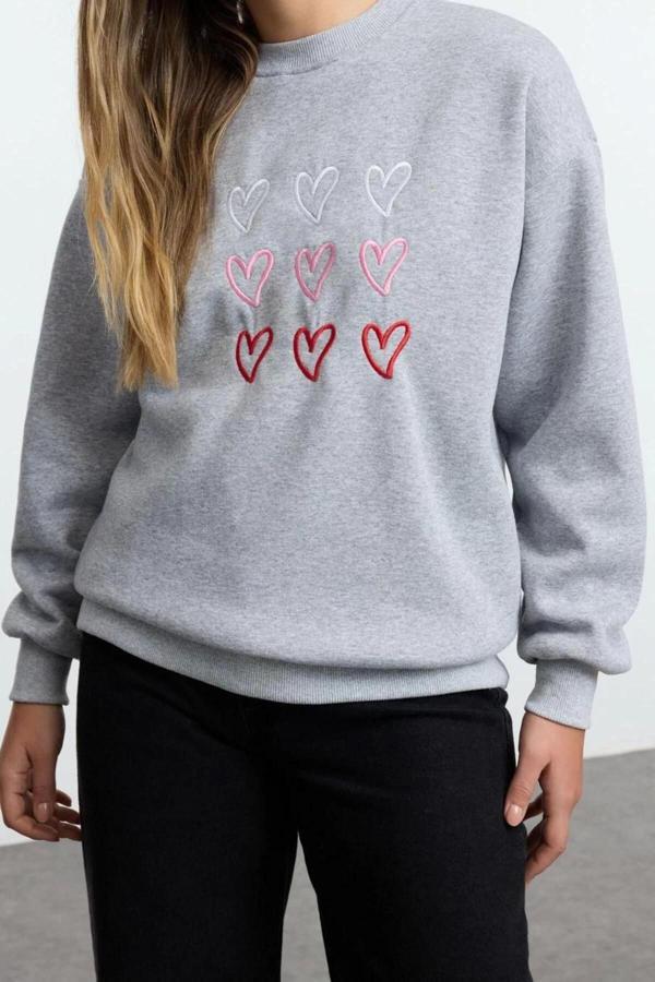 Bol Bisiklet Yaka Düşük Kol Uzun Kalp Nakışlı Geniş Kalıp Kalın İçi Polarlı Örme Sweatshirt - Image 1