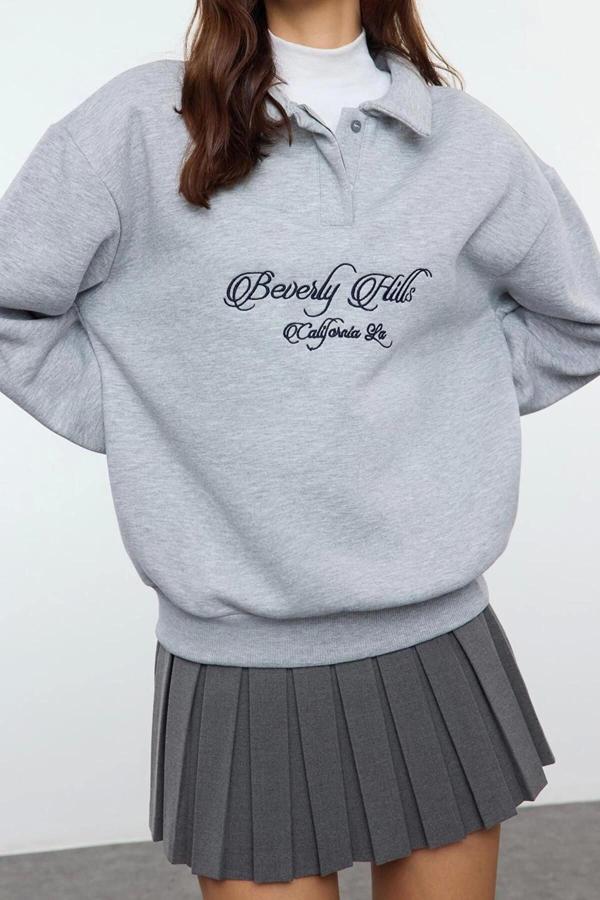 Oversize Gömlek Yaka Düşük Kol Uzun Gömlek Yaka Nakışlı Fit Kalın İçi Polarlı Örme Sweatshirt - Image 1