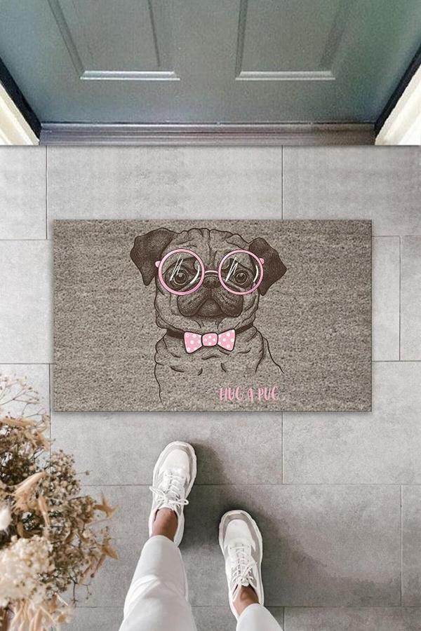 Dijital Baskı Gri Hug A Pug Yazılı Pembe Fiyonklu Gözlüklü Köpek Dekoratif Kapı Paspası K-2019 - Image 1