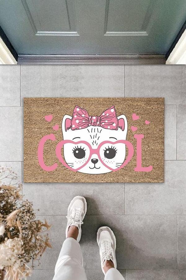 Dijital Baskı Kahverengi Cool Pembe Gözlüklü Fiyonklu Kedi Dekoratif Kapı Paspası K-2039 - Image 1