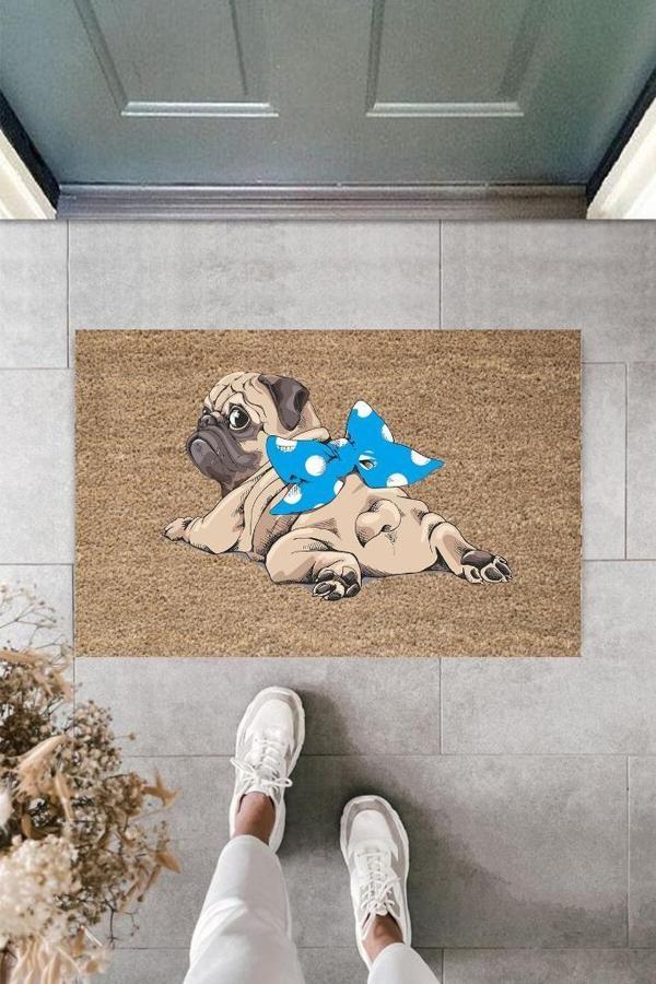 Dijital Baskı Kahverengi Mavi Kurdelili Pug Kapı Paspası K-2107 - Image 1