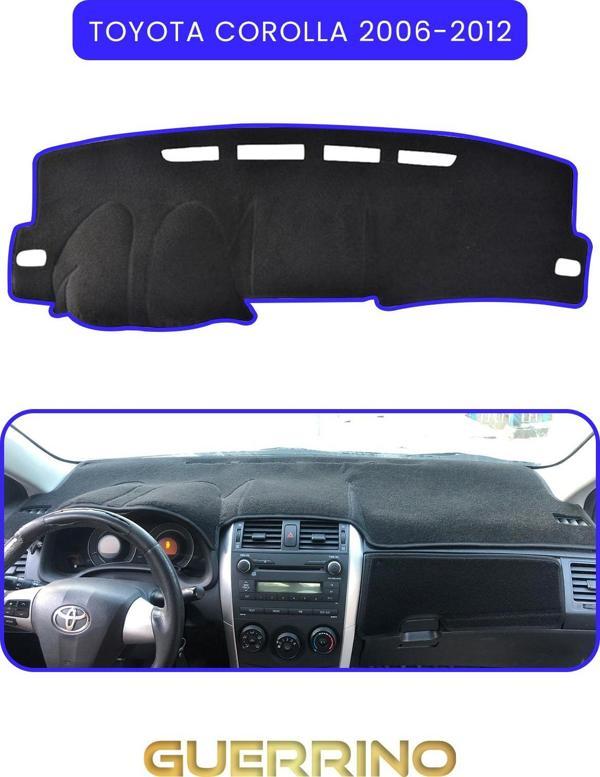 Ett Toyota Corolla (2006-2012) Torpido Koruma Halısı Mavi Kenar  - Image 1