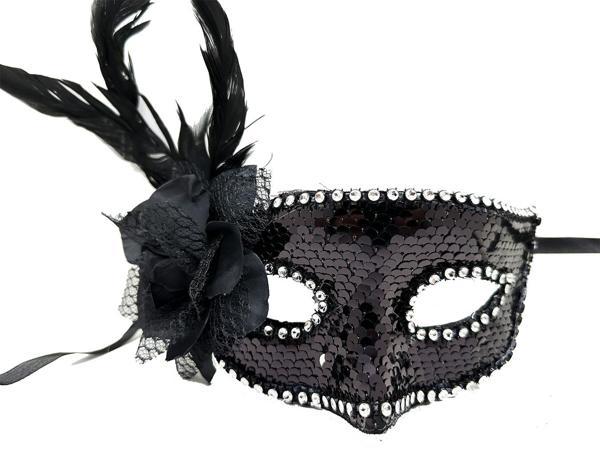 Siyah Yandan Tüylü Güllü Taşlı Pullu Maske - Image 1