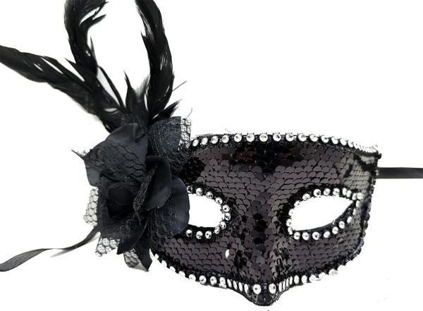 Siyah Yandan Tüylü Güllü Taşlı Pullu Maske - Image 1