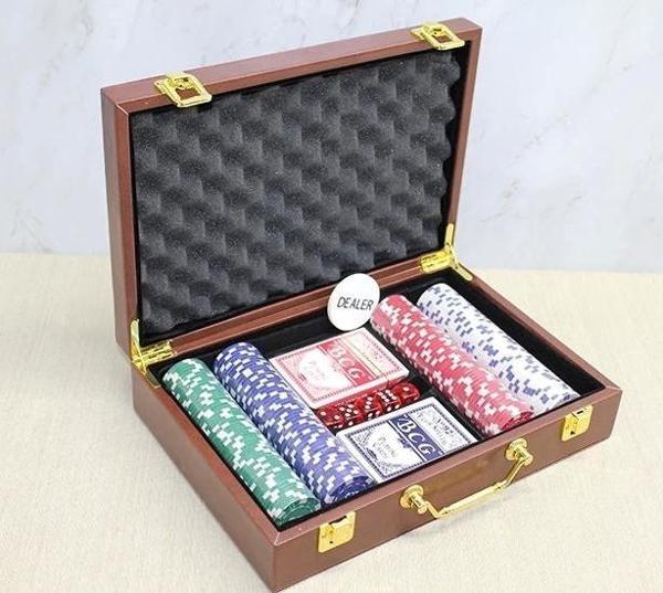 Deri Çantalı 200 Chip Ve 2 Adet İskambil Kağitına Sahip Poker Oyunu Alk4229 - Image 1