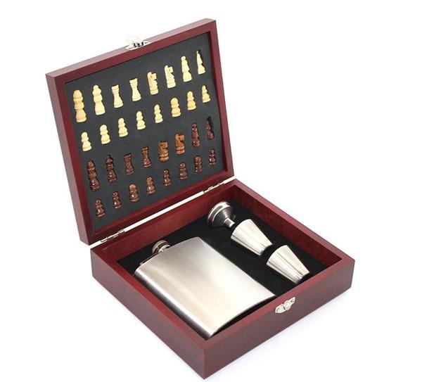 Ahşap Kutulu Satrançlı Matara Seti 8 oz - Image 1