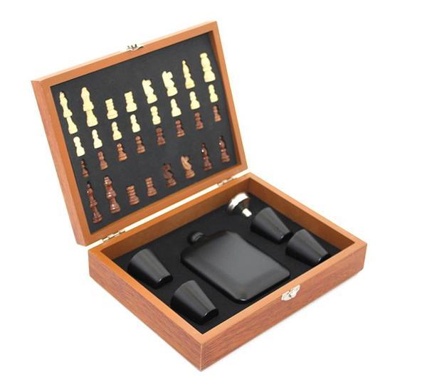 Ahşap Kutulu Satrançlı Matara Seti 6 oz - Image 1