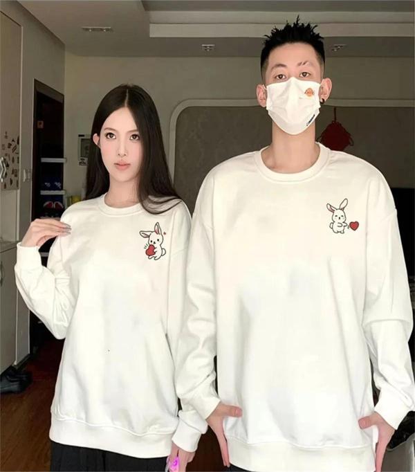 Tavşan Baskılı Sevgili Çift Kombini Kapüşonlu Sweatshirt & Hodie - Beyaz - Image 1
