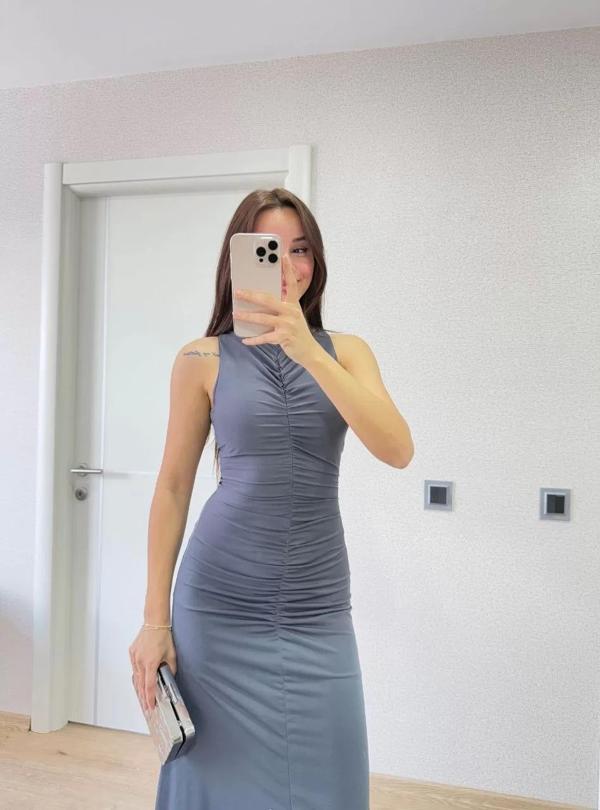 Bürümcük Kumaşlı İçi Astarlı Üzgülü Kolsuz Büzgülü Uzun Elbise - Füme - Image 1
