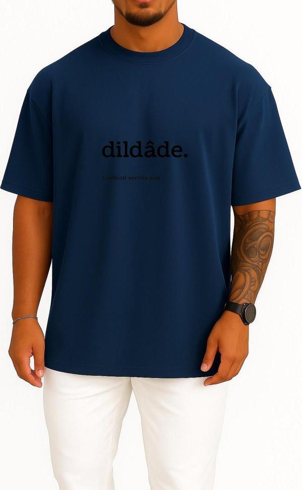 Oversize Dildade Gönlünü Vermiş Aşık Göğüs Tasarımlı Unisex T-Shirt - Image 1