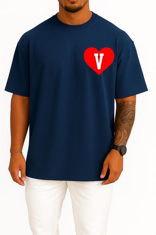 Oversize Kalp İçinde V Harfi Cep Tasarımlı Unisex T-Shirt - Image 1