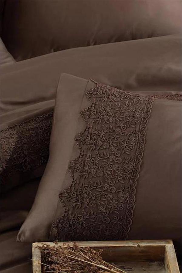 CLASY SATEN BUTİK DANTELLİ NEVRESİM TAKIMI ÇİFT KİŞİLİK GİZA V3 KAHVE - Image 1