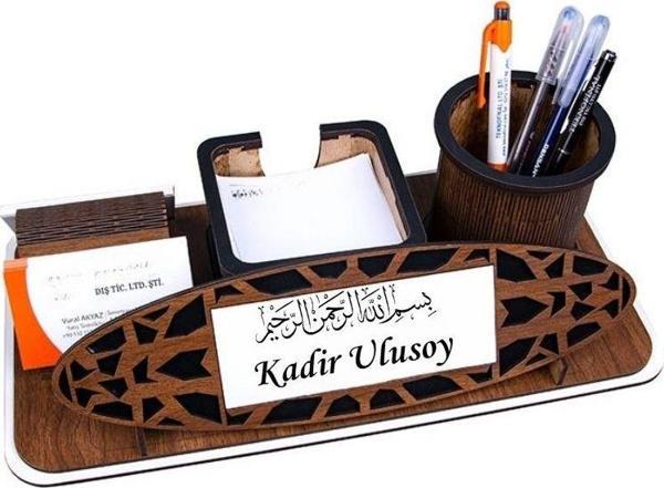 Kişiye Özel Besmele Yazılı Ahşap Masa Üstü İsimlik ve Kalemlik Seti - Image 1