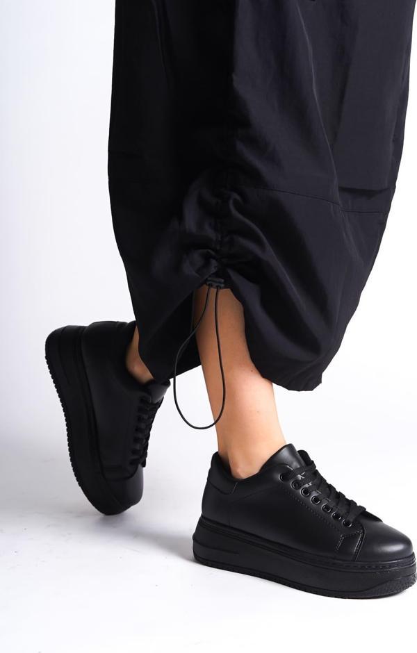 BIANA Bağcıklı Ortopedik Taban Kadın Sneaker Spor Ayakkabı CST - Siyah - Image 1