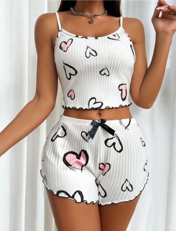  Beyaz Üstüne Kalp Desenli Askılı Şortlu Pijama Takımı - Image 1