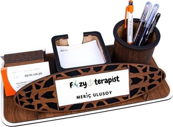 Fizyoterapistlere Hediye – Kişiye Özel Ahşap Masa Üstü İsimlik ve Kalemlik Seti - Image 1