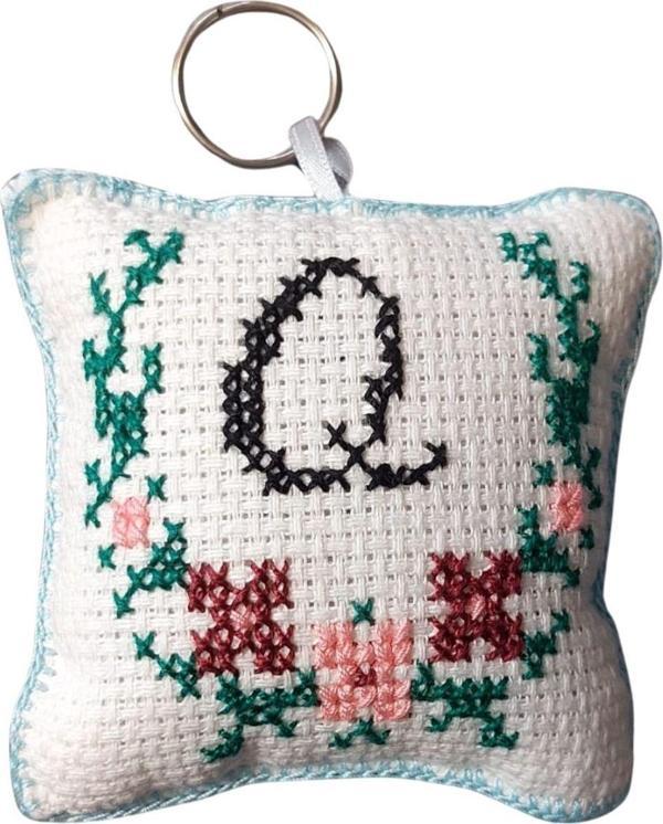 Uretti - Sibel 2453 9085 El Yapımı Q Harfi Kanaviçe Anahtarlık - Image 1