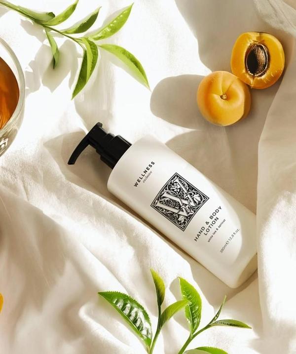 Wellness Exclusive White Tea & Apricot Hand & Body Lotion 380 ml – Beyaz Çay ve Kayısı Özlü El ve Vücut Losyonu - Image 1