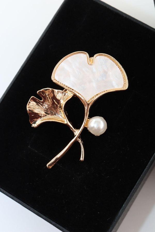 Gold Sedef Incili Ginkgo Yaprağı Broş. Yaka Iğnesi Ginkgo Yaprağı. Kadın Broş. Ginkgo Yaprağı Broş. - Image 1
