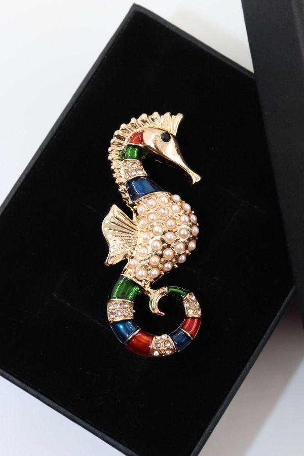 Gold zirkon taşlı denizatı broş. Yaka iğnesi denizatı broş. Kadın broş, erkek broş. Denizatı broş. - Image 1