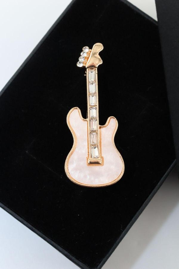 Sedef gitar broş. Yaka iğnesi gitarlı broş. Tasarım gitar broş. Erkek broş. Kadın broş. Gitar broş. - Image 1