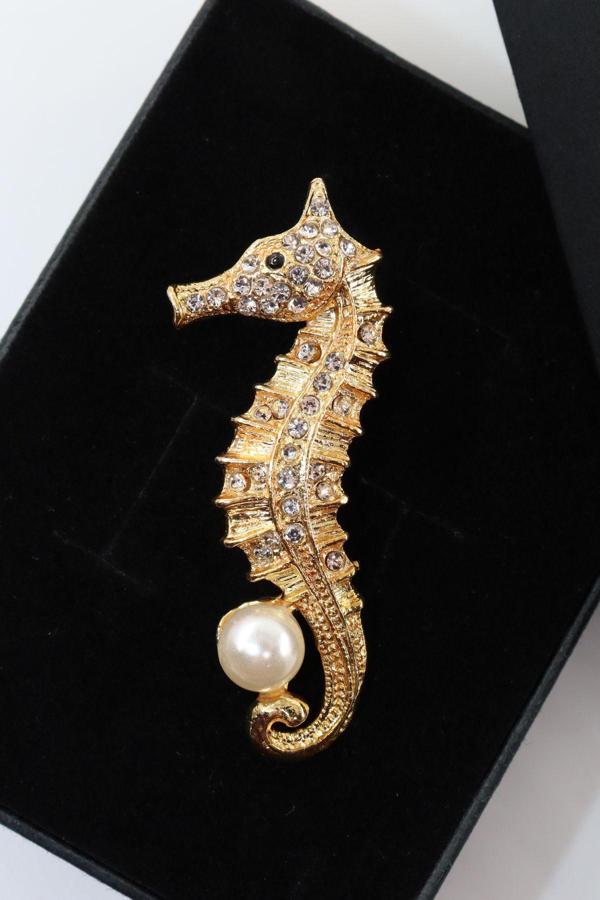 Gold renk incili denizatı broş. Taşlı tasarım denizatı broş. Yaka iğnesi broş. Denizatı broş. - Image 1