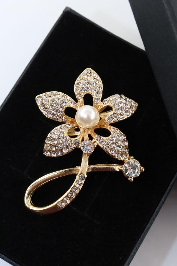 Gold renkli incili yasemin çiçeği broş. Taşlı tasarım broş. Yaka iğnesi broş. Yasemin çiçeği broş. - Image 1