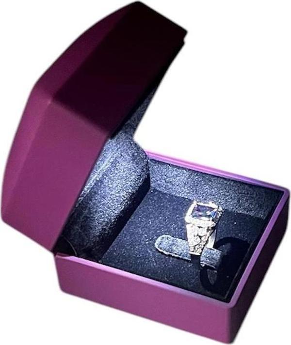 Flok Mor Renk 5x5 Cm Işıklı Tırnaklı Yüzük Kutusu - Image 1