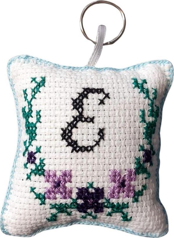 Uretti - Sibel 2453 4584 El Yapımı E Harfi Kanaviçe Anahtarlık - Image 1