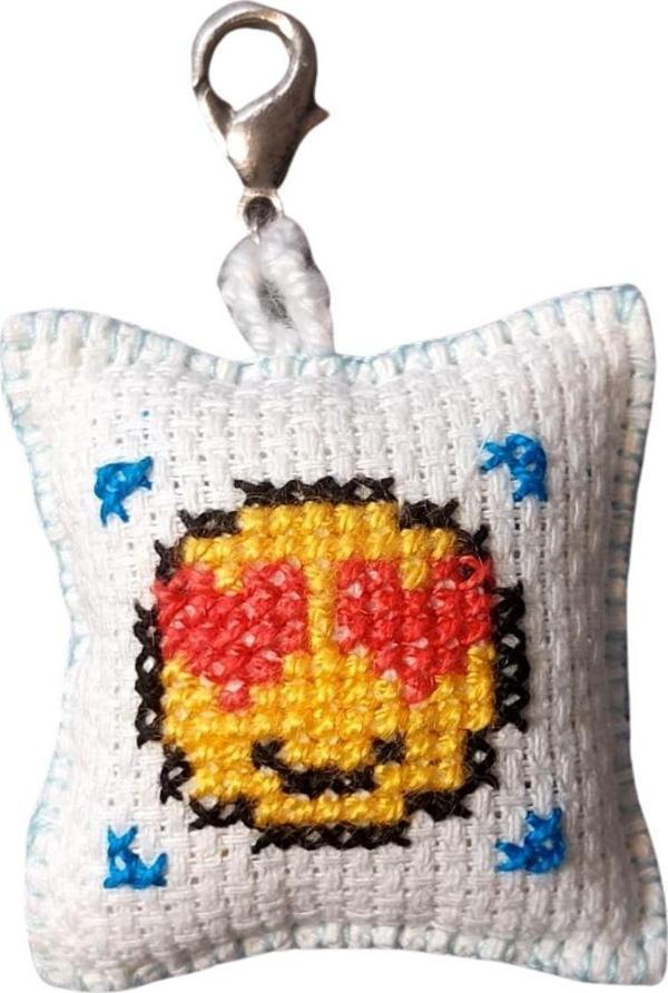 Uretti - Sibel 2453 3938 El Yapımı Aşk Yüzü Emoji Çanta Süsü / Anahtarlık - Image 1