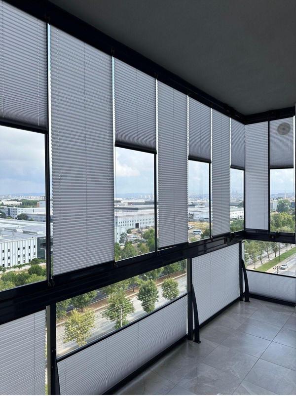 Blind-X Gri Plise Katlanır Cam Balkon Perdesi, Ofis Perdesi, Mutfak Perdesi, Salon Perdesi - Image 1