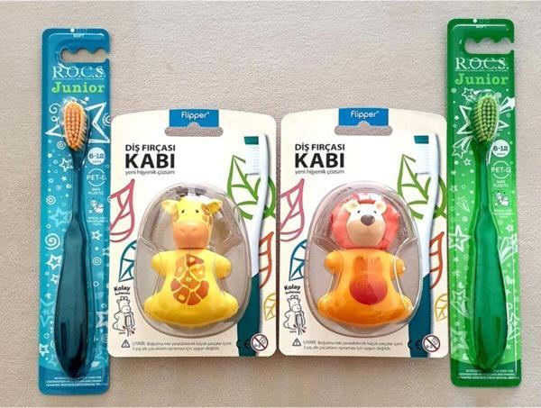 R.O.C.S. Junior Mavi-Yeşil Diş Fırçası Ve Aslan-Zürafa Flipper Diş Fırça Kabı Seti - Image 1