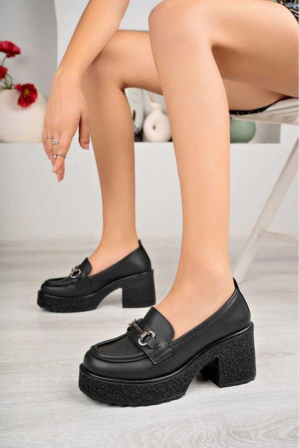 Siyah Cilt Topuklu Loafer Zincir Toka Kadın Ayakkabı - Image 1
