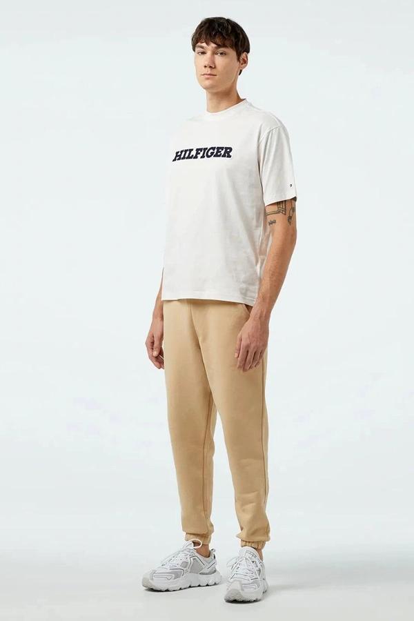 Tommy Jeans TJM REG BADGE JOGGER Erkek Bej Eşofman Altı DM0DM18355AB9 - Image 1
