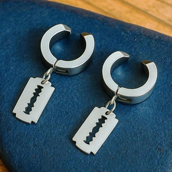 Jilet Sembolü Şekilli Unisex Deliksiz Kulaklara Sıkıştırmalı Çelik Küpe - Image 1