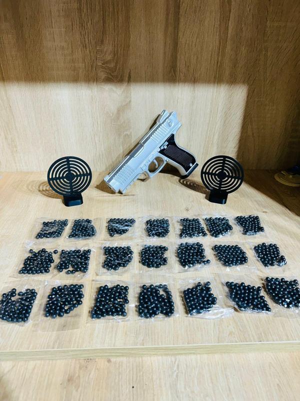Gümüş Renk Boncuklu Oyuncak Tabanca 1 Adet + 2 adet hedef 9 cm Siyah +  21 Paket Boncuk - Image 1