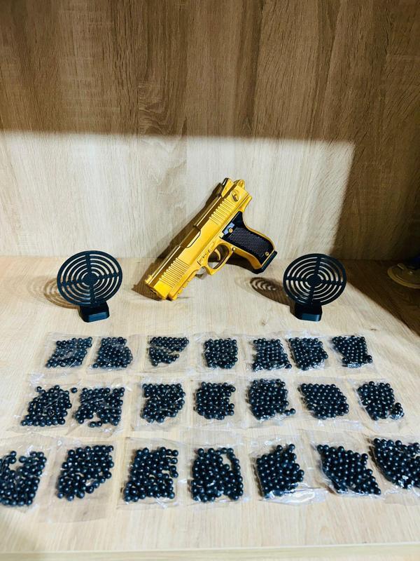 Gold  Renk Boncuklu Oyuncak Tabanca 1 Adet + 2 adet hedef 9 cm Siyah +  21 Paket Boncuk - Image 1