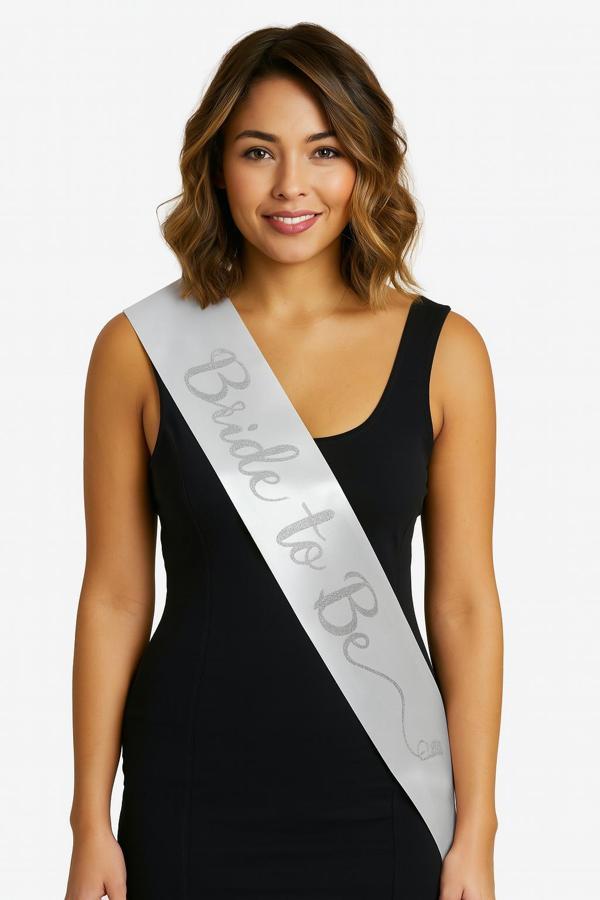 Beyaz Saten Üzerine El Yazısı İtalik Gümüş Bride To Be Kuşağı 10 cm Genişlik - Image 1
