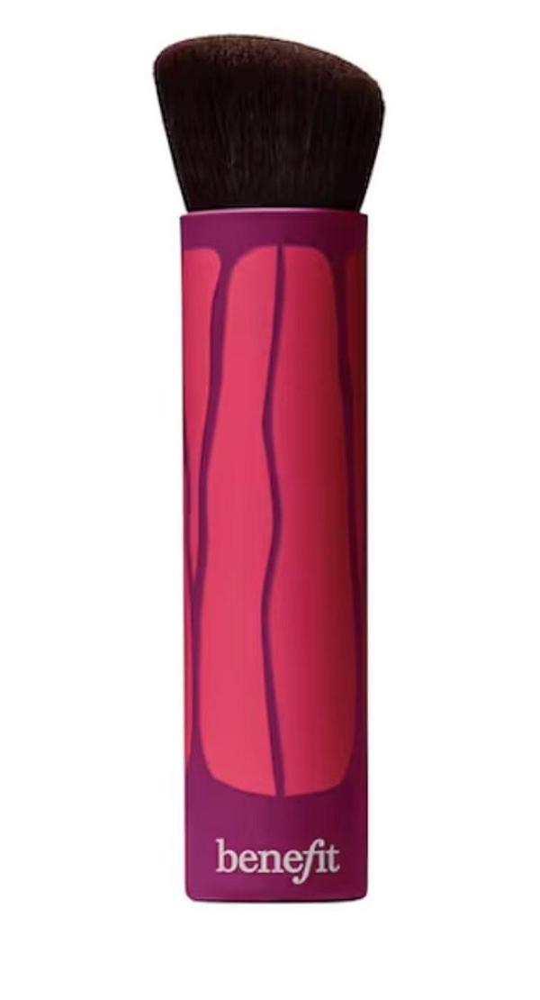 Benefit Cosmetics Hoola Wavemaker – Bronzer Makyaj Fırçası - Image 1