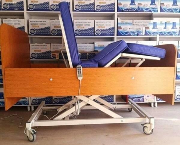 3 Motorlu Ahşap Ev Tipi Hasta Karyolası | 220 Kg Taşıma Kapasiteli, Ayarlanabilir ve Konforlu - Image 1
