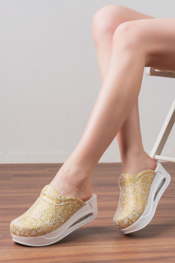 Blum Sabo Terlik Altın Parlak Kendinden Desenli Air Max Taban Kadın Tam Ortopedik Sabo Terlik - Image 1