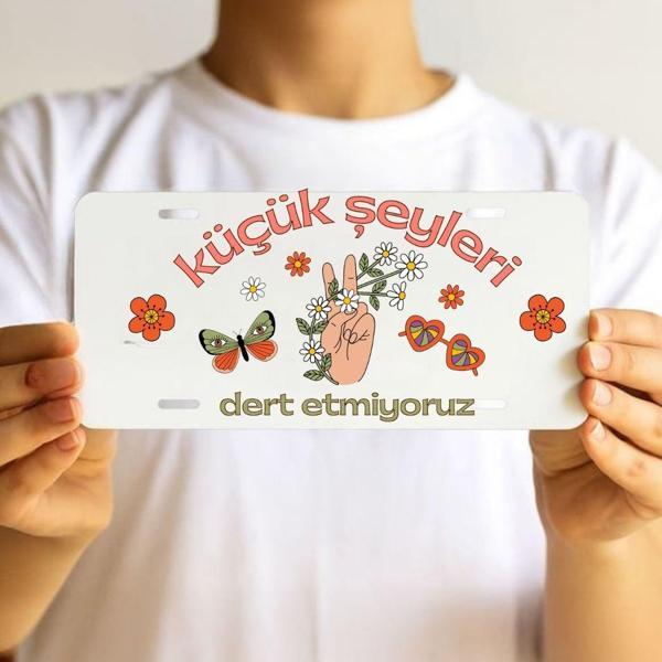 Küçük Şeyleri Dert Etmiyoruz Yazılı Retro Dekoratif Plaka – Renkli Barış Temalı Aksesuar - Image 1