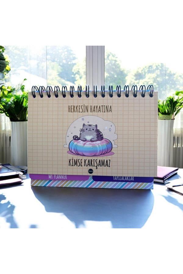 Bak Gel Al Herkesin Hayatına Kimse Karışamaz Kedi Karikatürlü Masaüstü Haftalık Planlayıcı – Renkli Ve Eğlencel - Image 1