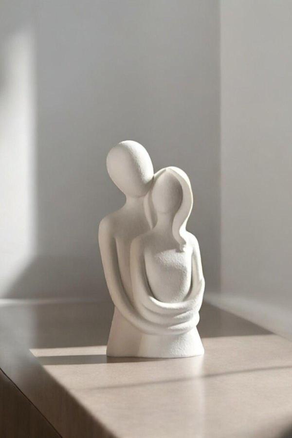 Sarılan Aşıklar Sevgili Dekoratif Obje Biblo (11 cm) - Image 1