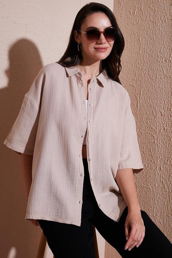 Lela Pamuklu Regular Fit Yırtmaçlı Kısa Kollu Bayan Gömlek CF25S166965 TAŞ - Image 1