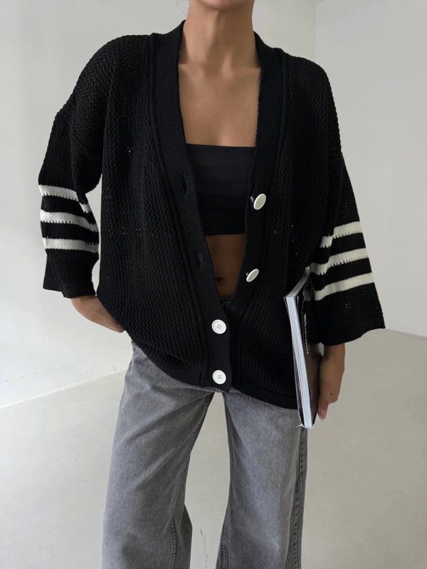 Büyük düğmeli salaş triko hırka siyahbeyaz - Image 1