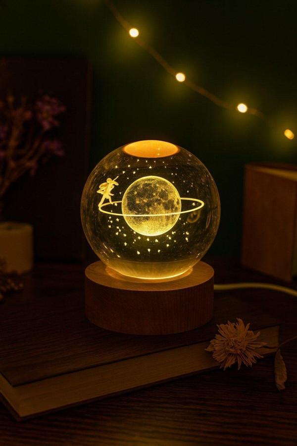 Ledli USB'li Ahşap Standlı Satürn Kız Küre Temalı Kristal Küre Gün Işığı 3D Oda Gece Lambası - Image 1