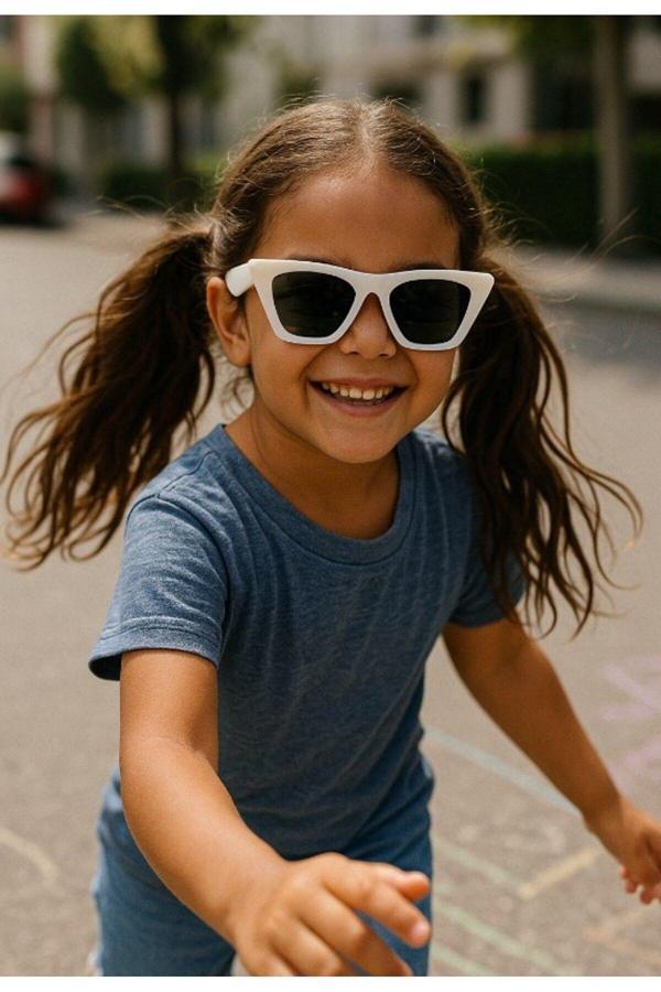 Sevimli Çocuk Güneş Gözlüğü Beyaz Çekik Çerçeve UV 400 Korumalı CE Belgeli Kids Çocuk Güneş Gözlüğü - Image 1